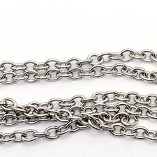 silver colour jewelry chain that has oval links