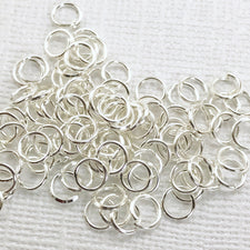 pile of silver color jump rings