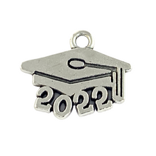 silver colour jewerly charm that is in the shape of a graduation cap with 2022 on it